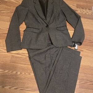 NWT Emily... Sophisticated Women's Brown Washable Pantsuit Size 6